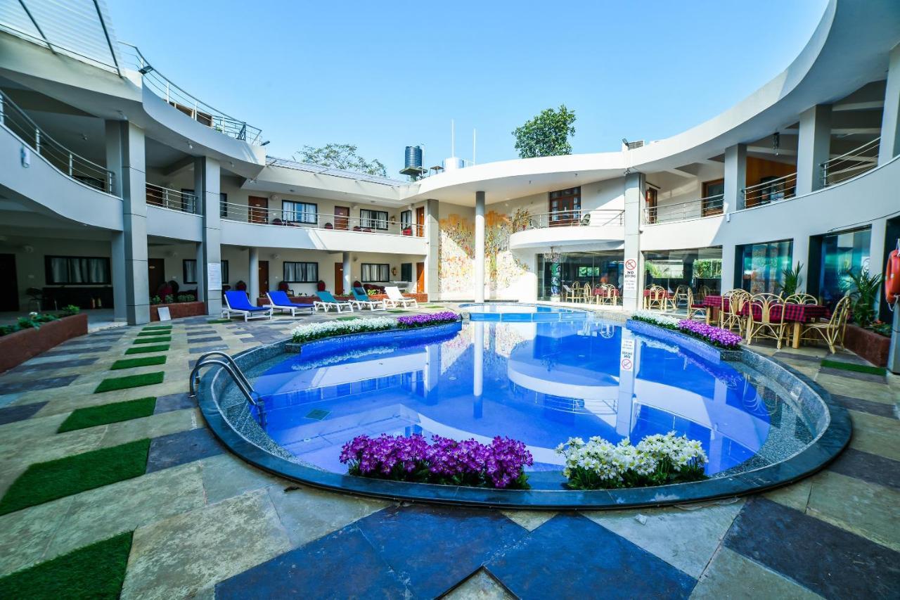 Capital O 22969 The Center Court Hotel Varca Eksteriør billede